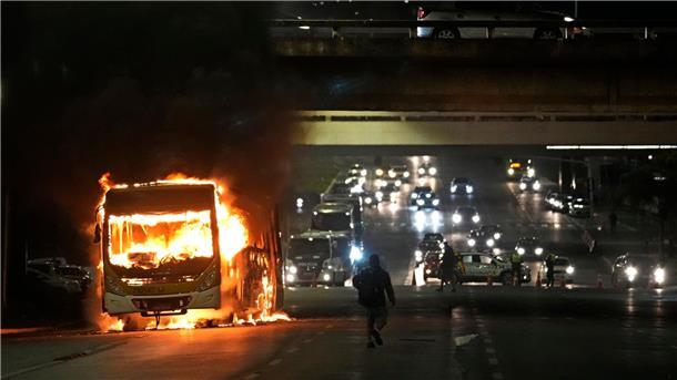 Krawalle von Bolsonaro-Anhängern in Hauptstadt Brasília Bolsonaro-Anhänger zündeten in der brasilianischen Hauptstadt Busse an.
