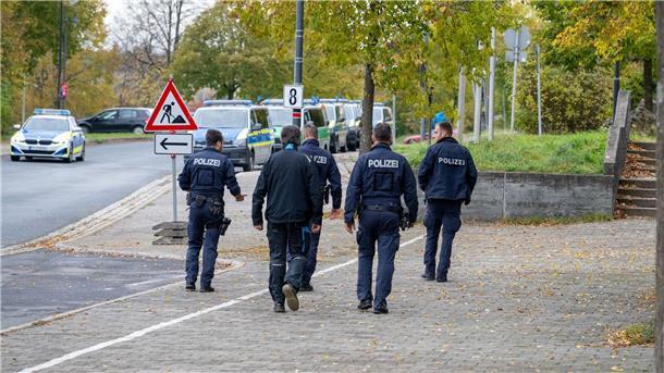 Erneut Welle von Bombendrohungen an Schulen Bombendrohungen an Schulen haben Polizeieinsätze in mehreren Bundesländern ausgelöst.