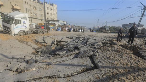 Bombardments im Süden Gazas: Wo sollen die Menschen hin? Bombenkrater in einer Straße in Chan Junis.