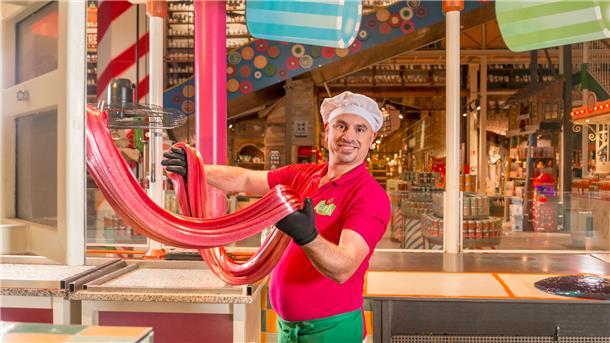 Bonbonmacher ist einer der Jobs, die im Manufakturenmarkt in Karls Erlebnis-Dorf entstehen.