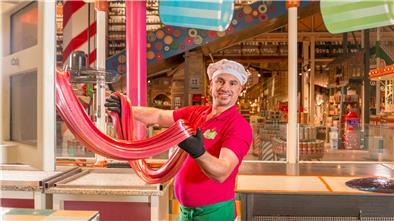 Bonbonmacher ist einer der Jobs, die im Manufakturenmarkt in Karls Erlebnis-Dorf entstehen.