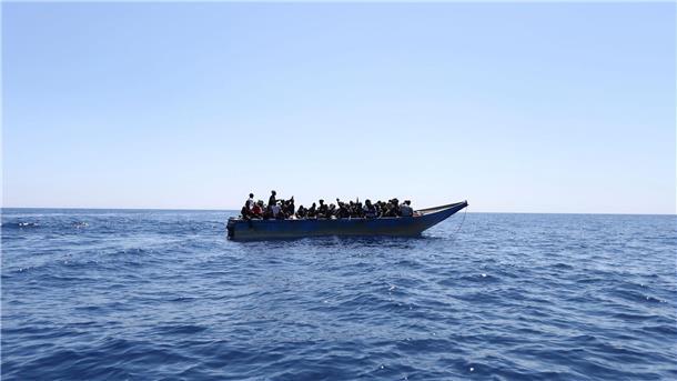 CDU weist Vorschlag von CSU-Vize zu EU-Seenotrettung zurück Boot mit Flüchtlingen vor der libyschen Küste. Seit Monaten versuchen sehr viele Menschen, von Nordafrika aus über die gefährliche Mittelmeerroute Süditalien zu erreichen.