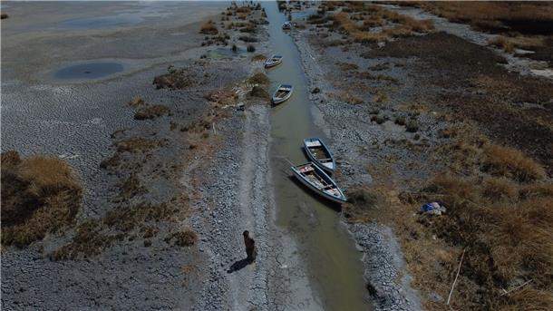 Titicacasee sinkt unter historischen Tiefstand Boote an einem fast ausgetrockneten Ufer des Titicacasees nahe der Ortschaft Huarina in Bolivien.
