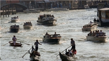 Boote in Venedig müssen sich in Zukunft an Blitzer gewöhnen.