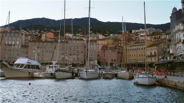 Boote liegen am Alten Hafen von Bastia. Deutsche buchten im vergangenen Jahr 3,7 Millionen Übernachtungen auf der Mittelmeerinsel.