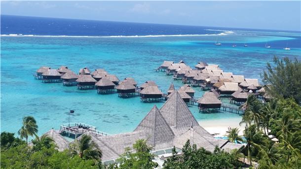 Grußbrücke: Von erfüllten Wünschen und schönen Tagen Bora Bora: Die Farben Wassers reichen von blau, grün bis türkis.