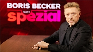 Ex-Tennisstar Boris Becker sitzt vor dem Schriftzug "Boris Becker Sat.1 Spezial".