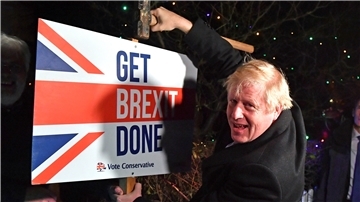 Boris Johnson, Premierminister von Großbritannien, bringt im Wahlkampf ein „Get Brexit Done“-Schild an.