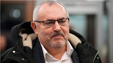 Boris Nadeschdin reicht seine Unterlagen als Präsidentschaftskandidat bei dem Zentralen Wahlkomitee Russlands in Moskau ein.