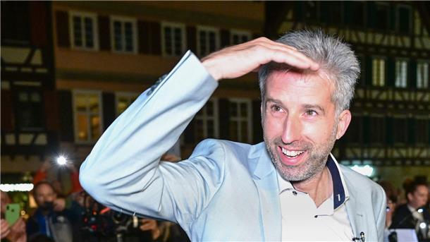 Boris Palmer, der alte und neue Oberbürgermeister von Tübingen, kommt nach seiner Wiederwahl auf den Marktplatz und empfängt Glückwünsche.
