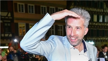 Boris Palmer, der alte und neue Oberbürgermeister von Tübingen, kommt nach seiner Wiederwahl auf den Marktplatz und empfängt Glückwünsche.