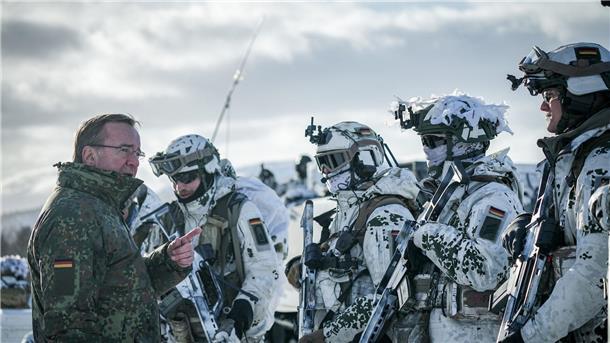 Boris Pistorius im Gespräch mit Gebirgsjägern der Bundeswehr bei der Nato-Übung „Nordic Response“.