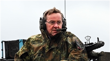 Boris Pistorius in einem Leopard 2 A6 des Panzerbataillons 203 der Bundeswehr.