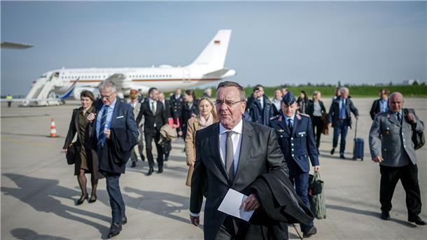 Kampfpanzer der Zukunft - Pistorius in Paris Boris Pistorius kommt auf dem Pariser Militärflughafen an.