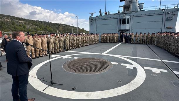 Pistorius besucht Fregatte: Im „Kriegsmarsch“ ins Rote Meer Boris Pistorius (l.) an Bord der Fregatte „Hessen“ im Souda Bay, Kreta.