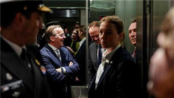 Bilder des Tages Boris Pistorius (l, SPD), Bundesminister der Verteidigung, und Tore Sandvik (r), Verteidigungsminister von Norwegen, und ihr kanadische Amtskollege Davic McGuinty stehen gemeinsam in einem Fahrstuhl in Ottawa.