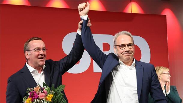 Thüringens Innenminister Maier ist SPD-Spitzenkandidat Boris Pistorius (l, SPD), Bundesverteidigungsminister und Georg Maier (SPD), Innenminister von Thüringen und SPD Landesvorsitzender winken auf der Landesdelegiertenkonferenz der SPD.