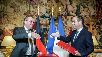 Boris Pistorius (l) und Sébastien Lecornu geben sich nach der Unterzeichnung der Absichtserklärung beider Länder für das Kampfpanzersystem der Zukunft die Hand.