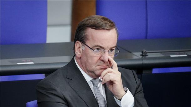 Pistorius „entsetzt“ von Teilnahme Schröders bei Empfang Boris Pistorius (SPD), Bundesminister der Verteidigung, sitzt im Bundestag.