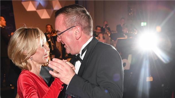 Boris Pistorius (SPD), damals Innenminister von Niedersachsen, und Doris Schröder-Köpf, Landtagsabgeordnete in Niedersachsen, tanzen 2018 im Hotel Adlon.