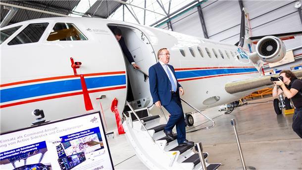 Pistorius zu Kosovo: Sind „sehr sehr schnell handlungsfähig“ Boris Pistorius (SPD) verlässt bei seinem Besuch vom Deutschen Zentrums für Luft- und Raumfahrt (DLR) ein Forschungsflugzeug in einem Hangar.