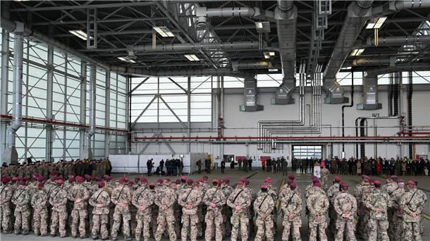 Boris Pistorius (SPD), Verteidigungsminister begrüßt die Rückkehrer aus dem Sudan auf dem Fliegerhorst in Wunstorf in der Region Hannover.