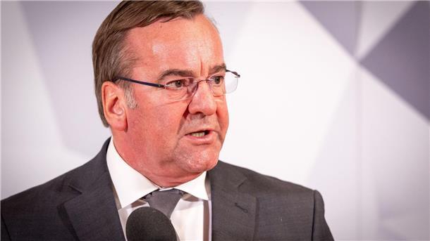 Boris Pistorius (SPD), Verteidigungsminister, gibt ein Pressestatement ab.