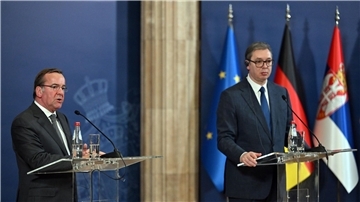 Boris Pistorius und Aleksandar Vucic (r) geben gemeinsam eine Pressekonferenz.
