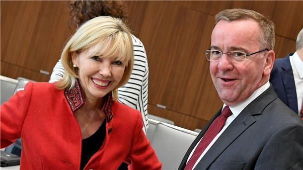 Ex von Pistorius verrät: Minister hat Schwäche für Süßes Boris Pistorius und seine ehemalige Lebensgefährtin Doris Schröder-Köpf sind wohl noch immer freundschaftlich verbunden.