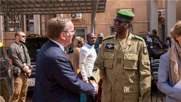 Pistorius im Niger - erstes Ministergespräch nach Putsch Boris Pistorius wird in Niamey von Salifou Modi, General der nigrischen Armee, begrüßt.