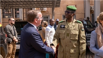 Boris Pistorius wird in Niamey von Salifou Modi, General der nigrischen Armee, begrüßt.
