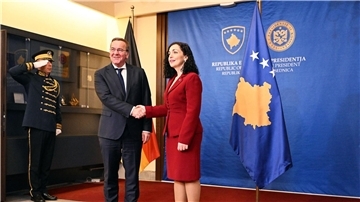 Boris Pistorius wird von Vjosa Osmani, Präsidentin der Republik Kosovo, begrüßt.