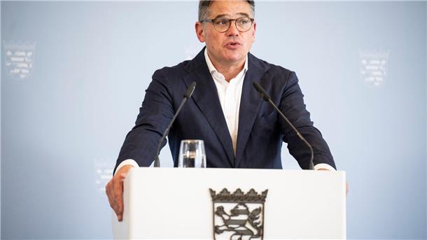 Forderung: Mehr Geld für Versorgung von Flüchtlingen Boris Rhein (CDU), Ministerpräsident von Hessen, spricht auf einer Pressekonferenz.