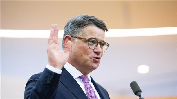 Boris Rhein wird im Landtag in Wiesbaden als Ministerpräsident von Hessen vereidigt.