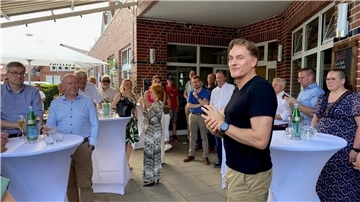 Boris Thomas, Vorsitzender der Bremervörder Wirtschaftsgilde, begrüßte rund 100 Gäste zum Sommerfest. 