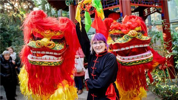 Chinesisches Neujahrsfest in Bremer Tropengewächshaus Botanika startet mit Löwentanz ins chinesische Jahr der Holz-Schlange.