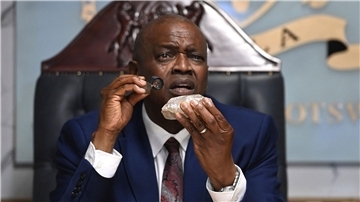 Botswanas Präsident Mokgweetsi Masisi begutachtet den vermutlich zweitgrößten Rohdiamant der Welt, der in seinem Land entdeckt wurde.