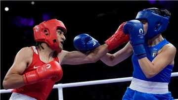 Boxerin Imane Khelif (l) trifft ihre italienische Gegnerin mehrmals auf der Nase.