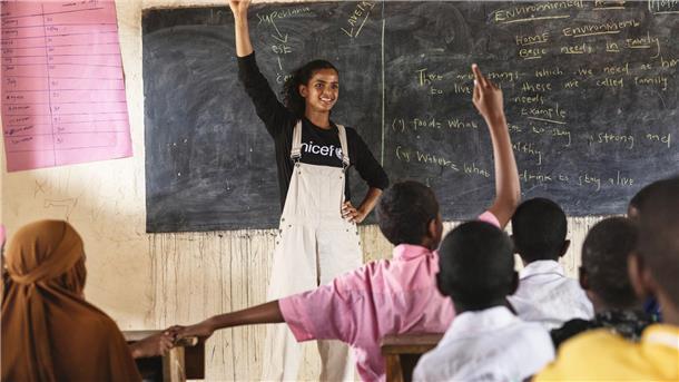 Ramla Ali will Mädchen stark und mutig machen Boxerin Ramla Ali besucht eine Schule, in der der Flüchtlingskinder lernen.