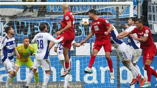 „Bodenlos“: Duisburg-Fan reanimiert - Essens Anhänger singen Brachte Essen mit seinem 1:1-Ausgleich zurück ins Spiel: Klaus Gjasula.