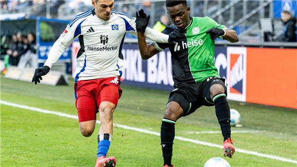 2:2 im Spitzenspiel: Hannover stoppt den HSV Brachte viel Schwung: Hannovers Neuzugang Rabbi Matondo (r).