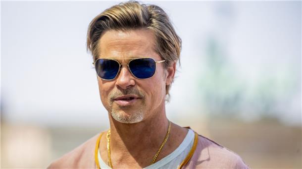 Brad Pitt auf einer Terrasse der Akademie der Künste am Brandenburger Tor.