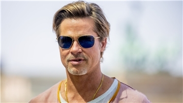 Brad Pitt auf einer Terrasse der Akademie der Künste am Brandenburger Tor.