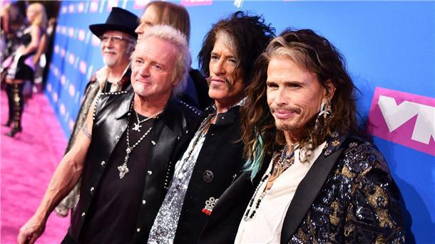 Brad Whitford (l-r), Joe Perry, Joey Kramer, Tom Hamilton und Steven Tyler von Aerosmith bei den MTV Video Music Awards in New York.