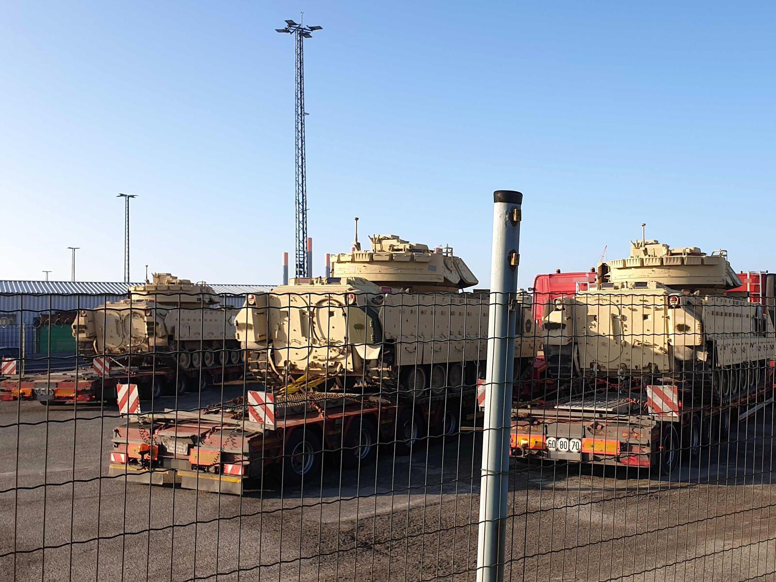 "Bradley"-Panzer im Bremerhavener Kaiserhafen.