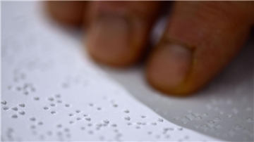 Brailleschrift ermöglicht blinden und sehbehinderten Menschen, mit den Fingern zu lesen und zu schreiben.