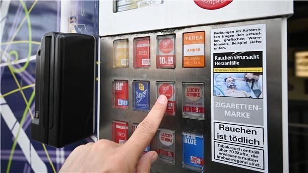 Antrag gegen Tabakautomaten-Betreiber gescheitert Branchenangaben zufolge werden in Deutschland circa 6 Prozent der Zigaretten über Automaten verkauft.
