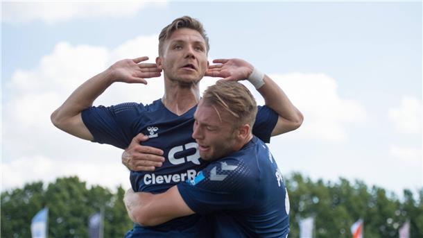 „Brand-Fackel“ gefällig? Der Bremerhavener Rafael Brand (links) feiert sein Tor für den VfB Oldenburg gegen den SC Verl in der vergangenen Drittliga-Saison.