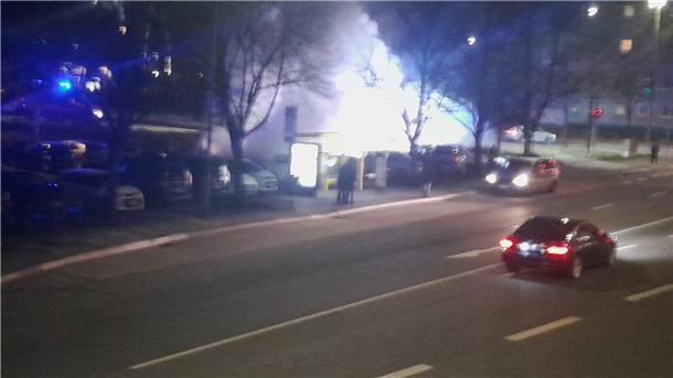 Feuerwehreinsatz: Schon drei Fahrzeuge haben seit Freitag in Bremerhaven gebrannt Brand im Freigebiet unweit der Hafenstraße am Freitagabend.