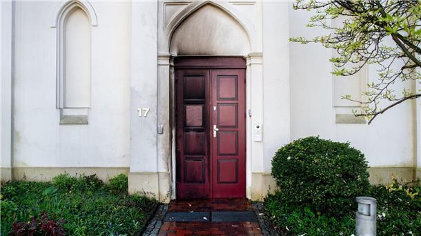 Ermittlungen nach Brandanschlag auf Synagoge laufen weiter Brandspuren sind an einer durch einen Brandsatz beschädigten Eingangstür der Synagoge zu sehen.